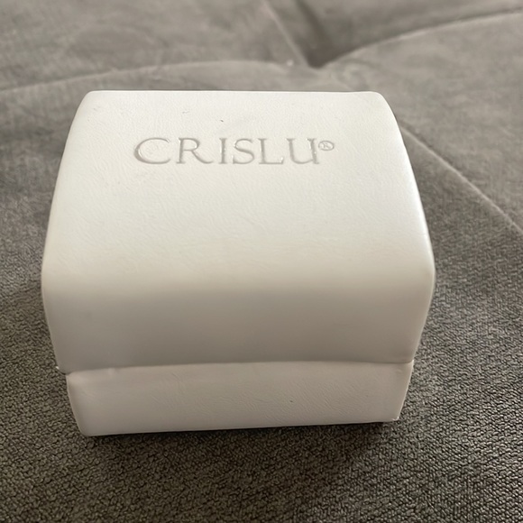 Crislu Heart Earrings 🤍 - Picture 4 of 4